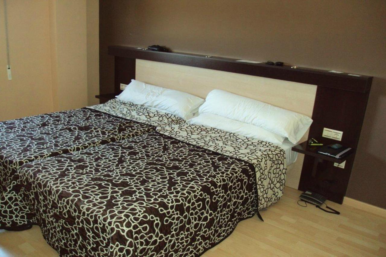 Hotel Acosta Ciudad De La Musica บีญาฟรังกา เด ลอสบาร์รอส ภายนอก รูปภาพ