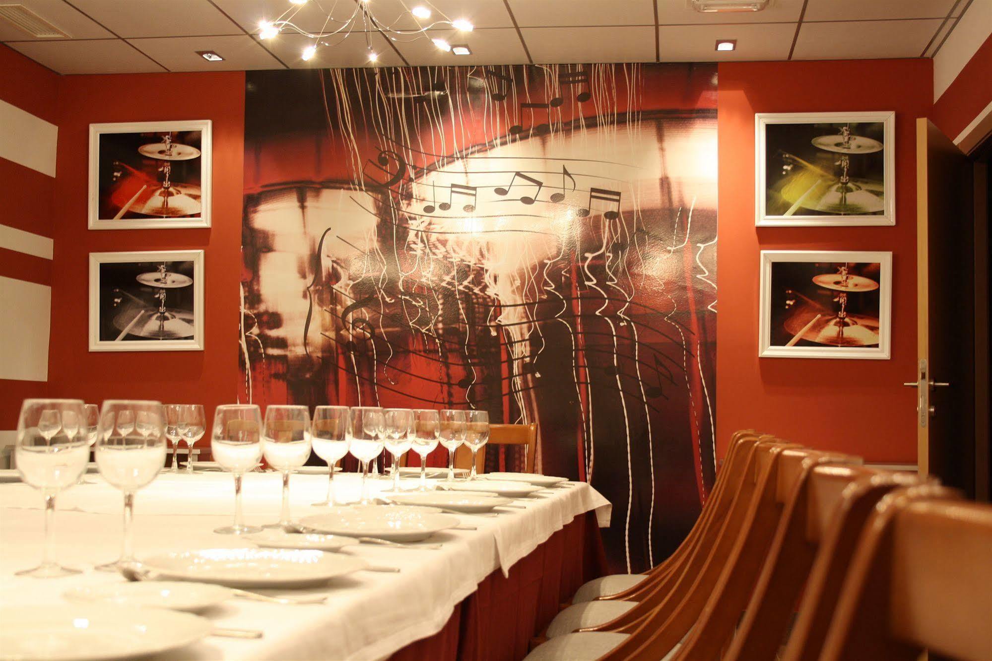 Hotel Acosta Ciudad De La Musica บีญาฟรังกา เด ลอสบาร์รอส ภายนอก รูปภาพ